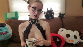 Goth Girl JoI beim Schlürfen einer Tasse Tee und Rauchen - IzzyHellbourne 