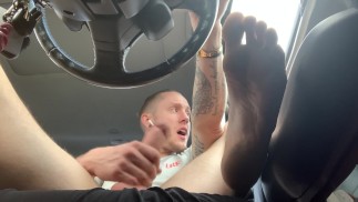 Garoto branco goza muito no carro