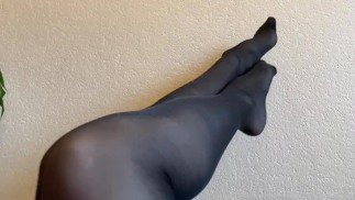黒のナイロンパンストでセクシーな脚と足