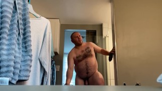 Gros mec se prépare pour la douche