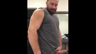 Riesiger Schwanz Heißer Bodybuilder Zeigt Riesigen Harten Schwanz Nur FansBeefBeast Haariger Alpha-Muskelbär Aufgehängt 