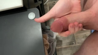私のおもちゃを使って、私のコックをけいれんしてから、棚にカミング