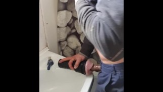 Hunk de la granja en el descanso golpea Fleshlight en el lavabo del baño hasta correrse