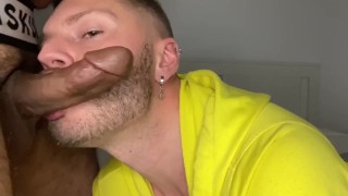 Mars Gymburger mi succhia il cazzo fino a quando non vengo e ci diamo un bacio bianco