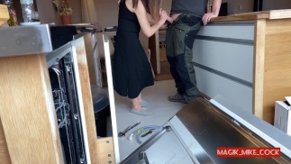 PLUMBER ADVENTURE 1- MILF ama de casa quiere la polla del fontanero