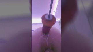 Machine geneukt worden door de dildo in Chastity