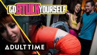 ADULT TIME - ¡Vanna Bardot y Codey Steele se follan a su madrastra por detrás mientras está atascada!