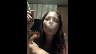 Hot bébé fumant et suçant ces gros seins parfaits rendant ma chatte humide pour vous  