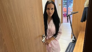 怒っている男はブルネットの服を引き裂き、膣を貫通します