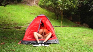 Sexe dans les bois, la tente est devenue vraiment chaude à l’intérieur d’une petite brune, sexe hard à sa chatte serrée