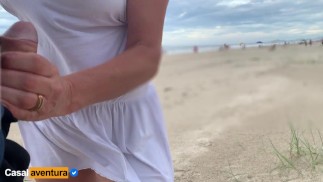 Le encanta hacer una paja en la playa llena de gente