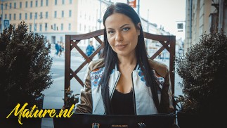 Skinny MILF Allatra Hot ist super geil & will einen großen Schwanz in ihrem Arsch!