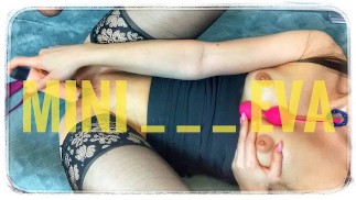 AMATEUR OM HAAR SMALLE GATEN UIT TE BREIDEN GRETIG CUMS VAN EEN GROTE DILDO 4K 18+
