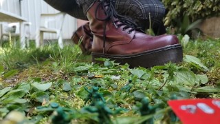 Votre géante écrase les soldats rétrécis dans le jardin avec ces énormes bottes