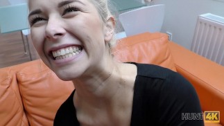 HUNT4K Blonde tiene sexo con rico cazador que también la ayuda económicamente