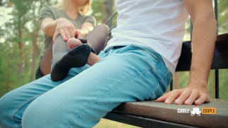Panty footjob in het openbare park