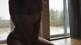 Doggy, pipe et gémissements bruyants à la fenêtre à côté de la maison du voisin. Sexe risqué
