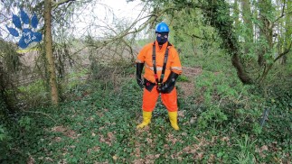 Schnelles Scharren in wasserdichter Arbeitskleidung