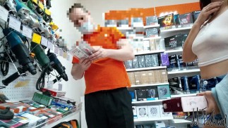 exhibitionistische vrouw plaagt de verkoper in winkel doorzichtige top