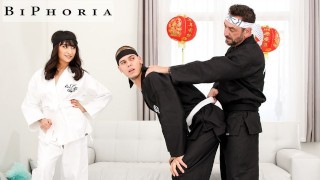 男は彼のガールフレンドを感動させるためにCobra BiのArtを学ぶ- BiPhoria