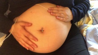 Swollen Belly Girl bruyante Belly fourrée