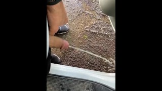 Отчаяние мочи на парковке