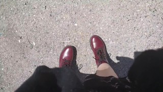 Nicoletta non si sa trattenere e ti piscia in faccia in un giardino pubblico