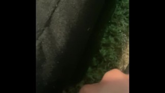 SNEAKY PLASSEN OP DE VLOER EN TUSSEN SOFA PISSING DADDYRevan