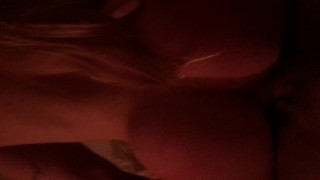 Hotwife Slutted à l’ami de son mari - supplie pour leur sperme