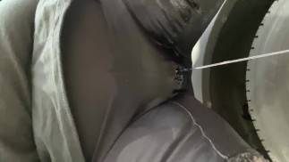 Leggings disperati fanno pipì mentre pompano carburante