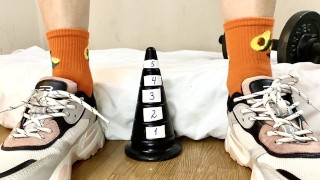 チャレンジ、コーンにどれだけ深く座れるか-リトルニカ