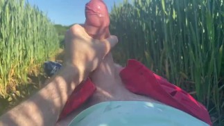 Masturbation im Freien im Weizenfeld, Großer Schwanz an einem sonnigen Tag unter dem Himmel gewichst, Hart Abspritzen