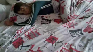 Martina se burla de su sexy amiga rubia con un enorme chorro matutino