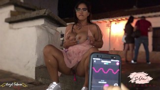 Mi amigo controla mi orgasmo con el lush de lovense en un parque publico y hago un gran squirt