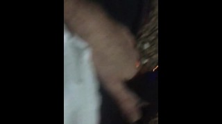 Cum lá fora com vibradores amarrados ao meu pau