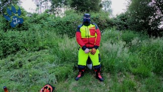 Waldarbeiter Welpe scharrt in Ausrüstung und Stiefeln (draußen)