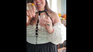 PoV Slutty Barmaid flirte et vous clignote dans la taverne
