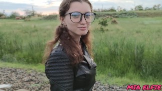 linda colegial em uma jaqueta de couro e óculos caminha em voos