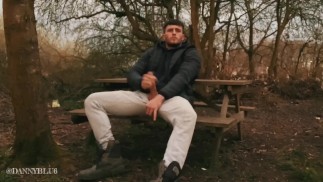 DANNY BLU SE MASTURBA EN EL SENDERO DE LA NATURALEZA 