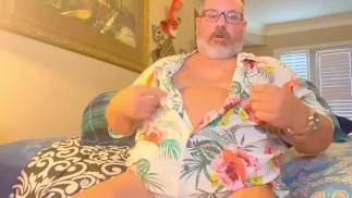 Strčí dildo do jeho tlustého táta zadek cum 