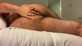Лицом вниз фаллоимитатор в задницу
