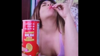 PRINGLES KLEINE MAN VORE DEBORA - KRIMPEN EN ETEN