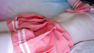Femboy Astolfo si masturba sul letto