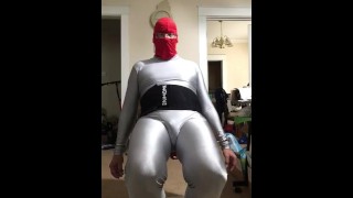 4e van July zilveren spandex op handboeien aan breekbare stoel