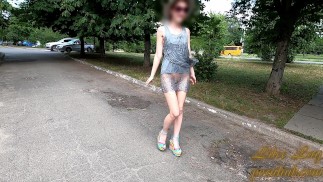 痴女は完全に透明なスカートでミニドレスを着て歩く