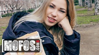 Mofos – 害羞的俄罗斯书呆子 Selvaggia 在公园里乱搞 Erik Everhard 的大鸡巴
