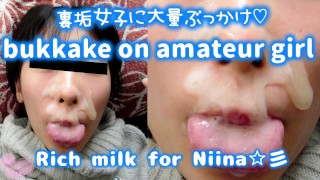 (bukkake une fille amateur) La pipe de Niina et le sperme couvert son visage.