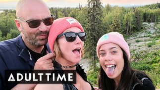 ВЗРОСЛОЕ ВРЕМЯ - POV Горячая полиаморная труппа занимается сексом втроем в лесу