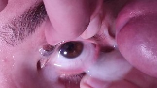 Sperme dans les yeux ouverts extrême gros plan | désespoir de sperme