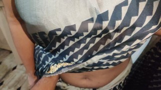 Jest naprawdę gorąca, żeby ją pieprzyć w sari